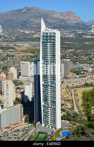 Blick auf moderne Wolkenkratzer von La Cruz de Benidorm, Benidorm, Costa Blanca, Provinz Alicante, Königreich Spanien Stockfoto