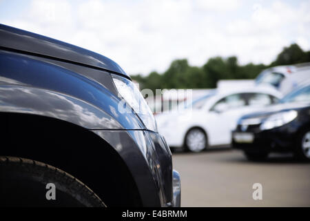 Vorderseite des modernen metallic lackierten Auto Stockfoto