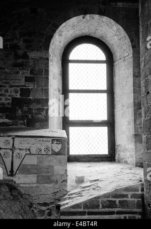 Innenraum der Klosterkirche der Sacra di San Michele im Susa-Tal, Italien. Stockfoto