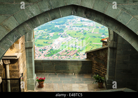 Blick vom Hof der Kirche des Klosters der Sacra di San Michele im Susa-Tal, Italien. Stockfoto