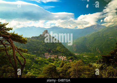 Blick auf die Klosterkirche der Sacra di San Michele im Susa-Tal, Italien. Die Alpen erheben sich im Hintergrund. Stockfoto