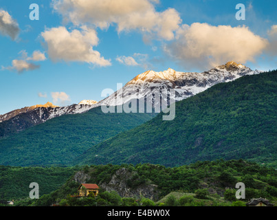 Letzten Sonnenstrahlen auf den Bergen oberhalb von Susa, Piemont, Italien. Stockfoto