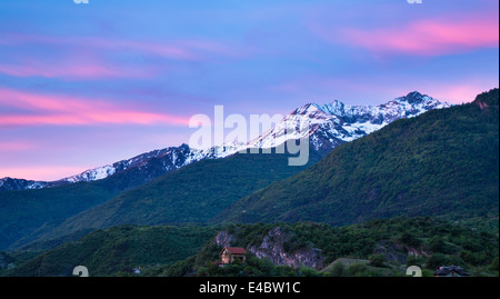 Morgendämmerung über Susa, Piemont, Italien. Stockfoto