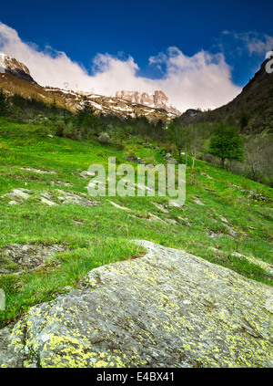 Blick von Moncenisio Richtung Norden auf die alte Route zum Mont Cenis Pass, Susa Tal, Italien. Klippen von Mont Malamot (Pointe Droset) im Hintergrund. Stockfoto