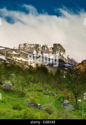 Blick von Moncenisio Richtung Norden in Richtung Klippen auf Mont Malamot (Pointe Droset) und die alte Route zum Mont Cenis Pass, Susa Tal, Italien. Stockfoto