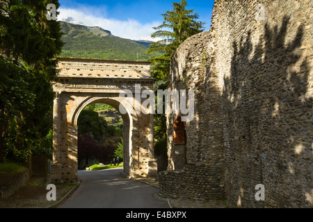 Der Roman Arco di Augusto, datiert vom 9BC, Susa, Italien. Stockfoto