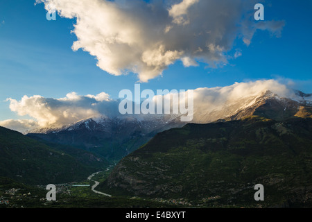 Blick über das Susa-Tal, Italien, von Frais, Richtung Mont Cenis Pass. Der Berg der Rocciamelone (3538m) auf der rechten Seite. Stockfoto