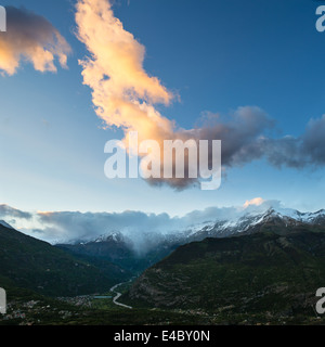 Blick über das Susa-Tal, Italien Richtung Mont Cenis Pass. Der Berg der Rocciamelone (3538m) auf der rechten Seite. Stockfoto