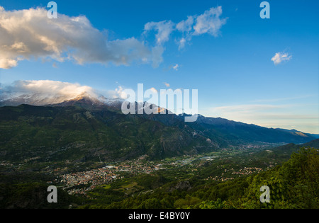 Blick über das Susa-Tal, Italien von Frais. Der Berg der Rocciamelone (3538m) links Mitte. Stockfoto