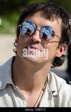 Mann in verspiegelten Sonnenbrillen Stockfoto
