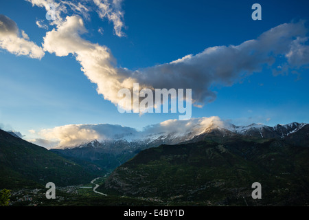 Blick über das Susa-Tal, Italien Richtung Mont Cenis Pass. Der Berg der Rocciamelone (3538m) rechts Mitte. Stockfoto