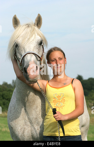 Mädchen mit Pferd Stockfoto