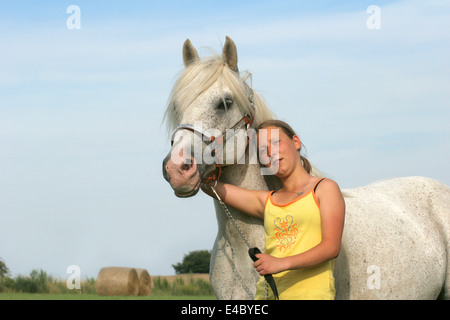 Mädchen mit Pferd Stockfoto