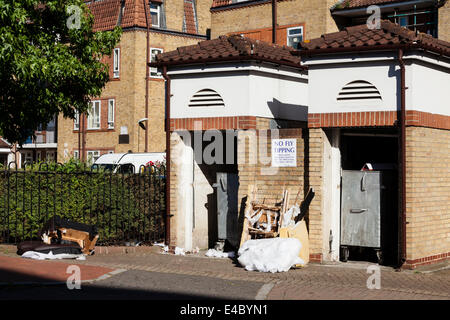 Illegal gedumpten Müll links unten ein Nein fliegen Kipp-Zeichen, Rotherhithe, London, England Stockfoto