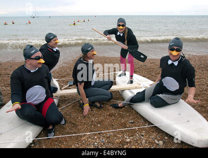 Teilnehmer an Brightons Paddle Round the Pier 2014 Veranstaltung Stockfoto