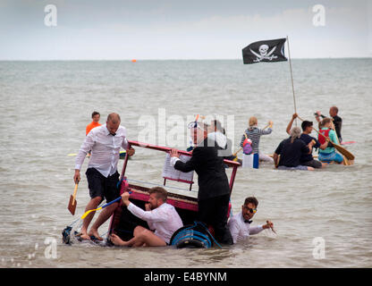 Teilnehmer an Brightons Paddle Round the Pier 2014 Veranstaltung Stockfoto