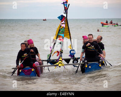 Teilnehmer an Brightons Paddle Round the Pier 2014 Veranstaltung Stockfoto