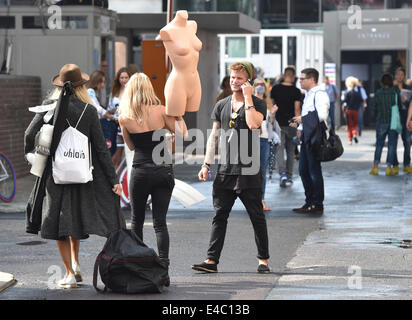 Berlin, Deutschland. 8. Juli 2014. Ausstellern und Händlern eintreffen für den Start des Handels Messe Premium während der Berlin Fashion Week in Berlin, Deutschland, 8. Juli 2014. Berlin Fashion Week läuft vom 08. bis 11. Juli 2014. Foto: JENS KALAENE/DPA/Alamy Live-Nachrichten Stockfoto