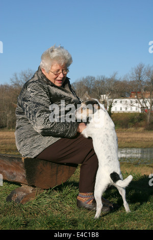 Senior mit Hund Stockfoto