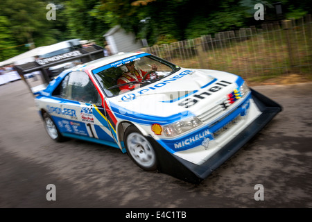 1988 Peugeot 405 T16 GR "Pikes Peak" mit Fahrer Enda Garvey verlässt das Fahrerlager. 2014 Goodwood Festival of Speed, Sussex, UK Stockfoto