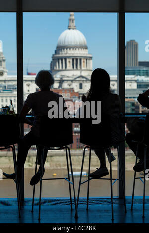Leute sitzen, Blick auf die Skyline von London aus Café im 3. Stock in der Tate Modern Art Gallery, London, England Stockfoto