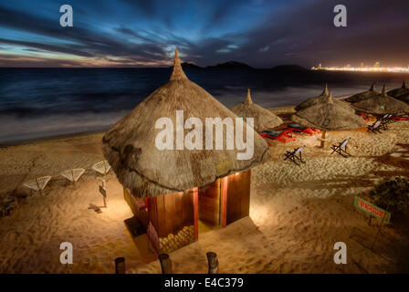 Beach Club Palapas in der Dämmerung in Mazatlan, Sinaloa, Mexiko. Stockfoto