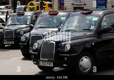 London, England, Vereinigtes Königreich. Schwarze Taxis im Zentrum von London Stockfoto