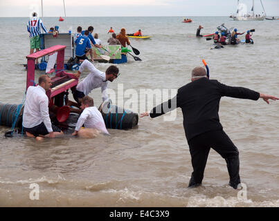 Teilnehmer an Brightons Paddle Round the Pier 2014 Veranstaltung Stockfoto