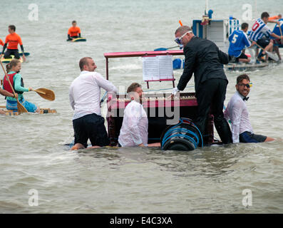 Teilnehmer an Brightons Paddle Round the Pier 2014 Veranstaltung Stockfoto