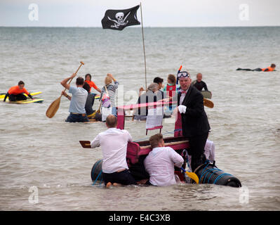 Teilnehmer an Brightons Paddle Round the Pier 2014 Veranstaltung Stockfoto