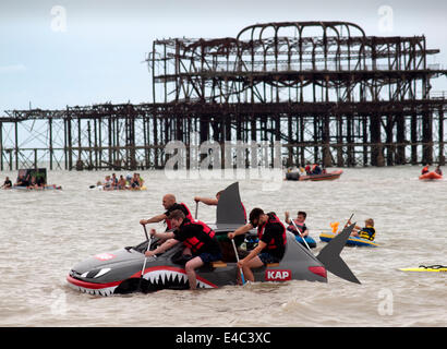 Teilnehmer an Brightons Paddle Round the Pier 2014 Veranstaltung Stockfoto