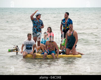 Teilnehmer an Brightons Paddle Round the Pier 2014 Veranstaltung Stockfoto