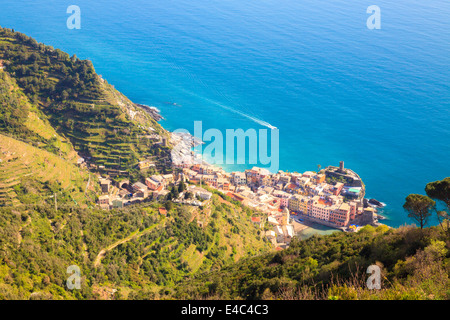 Den Blick auf Vernazza aus Pfad 8 Fuß aus Reggio Sanctuary, Cinque Terre Nationalpark, Ligurien, Italien, Europa Stockfoto