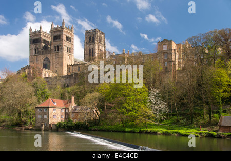 Kathedrale von Durham und Mühle am Ufer des Flusses Wear Stockfoto