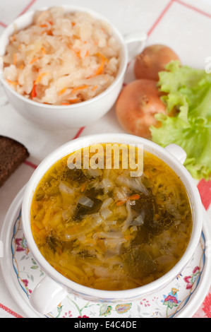 Schtschi zuerst heiß Kohl Sauerkraut sauer salzig Essen Produkte Zwiebeln Roggenbrot Teller Suppe Terrine Nationalgericht russische traditionelle Stockfoto