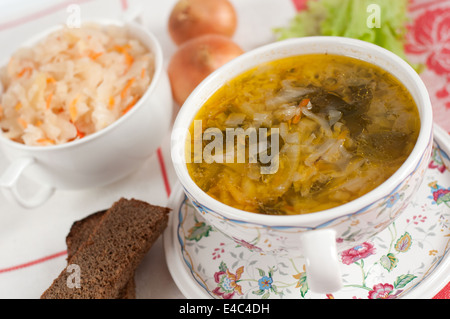 Schtschi zuerst heiß Kohl Sauerkraut sauer salzig Essen Produkte Zwiebeln Roggenbrot Teller Suppe Terrine Nationalgericht russische traditionelle Stockfoto