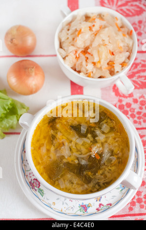 Schtschi zuerst heiß Kohl Sauerkraut sauer salzig Essen Produkte Zwiebeln Roggenbrot Teller Suppe Terrine Nationalgericht russische traditionelle Stockfoto