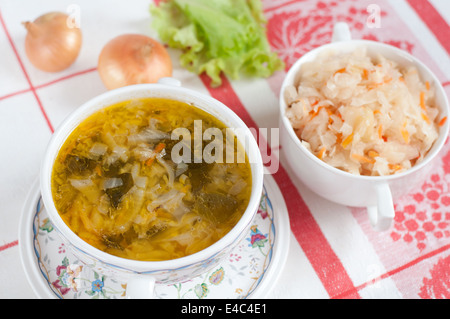 Schtschi zuerst heiß Kohl Sauerkraut sauer salzig Essen Produkte Zwiebeln Roggenbrot Teller Suppe Terrine Nationalgericht russische traditionelle Stockfoto