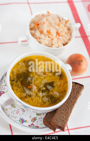 Schtschi zuerst heiß Kohl Sauerkraut sauer salzig Essen Produkte Zwiebeln Roggenbrot Teller Suppe Terrine Nationalgericht russische traditionelle Stockfoto