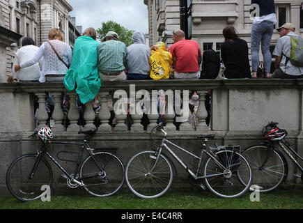 London, UK. 8. Juli 2014. Kundenansturm im Zentrum von London, der Tour de France nach London kommen zu sehen. 8. Juli 2014. © Jay Shaw Baker/NurPhoto/ZUMA Draht/Alamy Live-Nachrichten Stockfoto