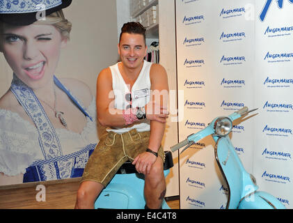 Österreichische Folk-Sängerin präsentiert Andreas Gabalier seinen ersten traditionellen nationalen Sammlung Kostüm "Volks Rock ' n ' Roll Andreas Gabalier von Meindl" in einem Store in München, Deutschland, 8. Juli 2014. Foto: URSULA Düren/DPA Stockfoto