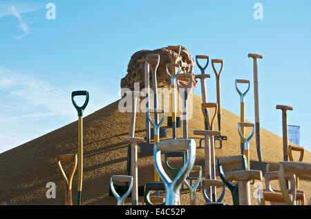 Konzeptionelle Garten "Faultier-Steinbruch der Stille am RHS Hampton Court Palace Flower Show 2014 Stockfoto