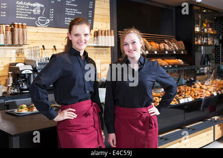 Weibliche Verkäuferinnen im Café stehen nebeneinander Stockfoto