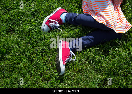 10 Jahre altes Mädchen sitzen in einem Feld Stockfoto