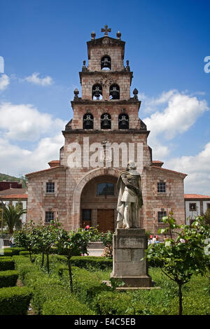 Don Pelayo Statue und die Kirche Santa Maria, Cangas de Onis, Provinz Asturien, Spanien Stockfoto