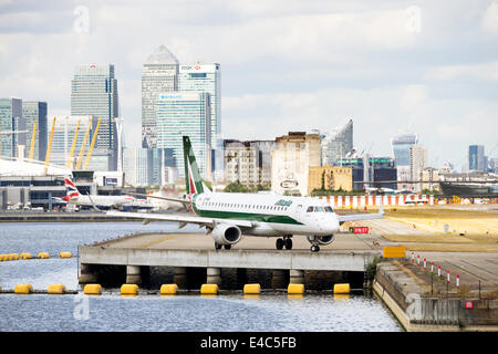 Ein Alitalia CityLiner-Passagier-Jet taxis vor dem Start am London City Airport Stockfoto