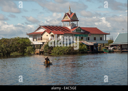 Aufbau des Prek Toal Core Bereich Management Centre, Tonle Sap-Biosphären-Reservat mit lokalen Rudern Stockfoto