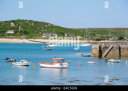Tresco Inseln von Scilly neue Grimsby Hafen Boote und Kai mit Bryher Insel im Hintergrund, Cornwall England UK. Stockfoto
