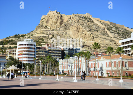 Die Burg Santa Bárbara vom Hafen von Alicante, Alicante, Costa Blanca, Provinz Alicante, Königreich von Spanien Stockfoto