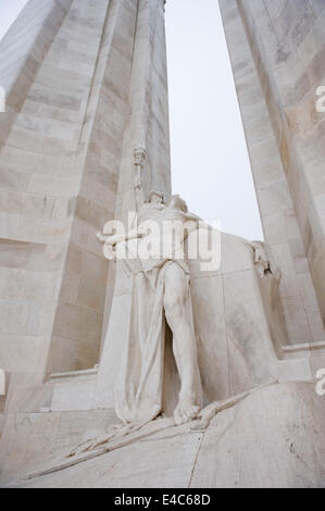 Ein Detail des Zentrums der Twin weiße Masten von der Canadian National Vimy Memorial zeigt der Geist des Opfers. Stockfoto